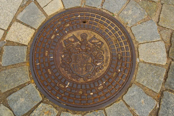 Le vieux canal de couverture de trou d'homme à Wroclaw, Pologne — Photo