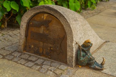 Wroclaw, Polonya: Wroclaw 'da Tomasz Moczek' in peri masalından yaptığı cüce heykeli