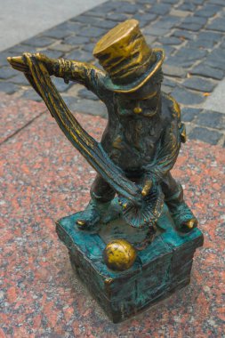 Wroclaw, Polonya: Wroclaw Pazar meydanındaki engelli cüce heykelleri.