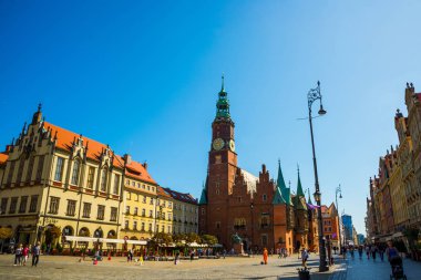 Wroclaw, Polonya: Market Rynek Meydanı 'nda saat kulesiyle Eski Belediye Binası