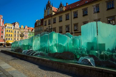Wroclaw, Polonya: Tarihi eski Wroclaw kasabası. Pazar Meydanı 'nda Wroclaw çeşmesinin yanındaki turistler.