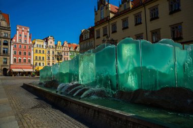 Wroclaw, Polonya: Kraliyet Sarayı manzarası. Tarih Müzesi - Barok tarzı bina ve avluda heykelleri olan güzel bir bahçe..