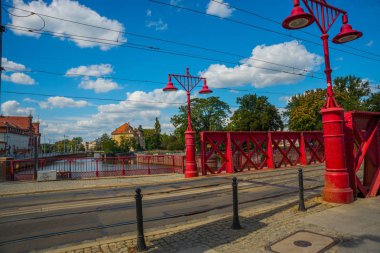 Wroclaw, Polonya: Tarihi Piaskowy Köprüsü - Wroclaw 'da 1861 yılında inşa edilen demir köprü, Odra Nehri' nin güney kolunun üzerine taşındı.