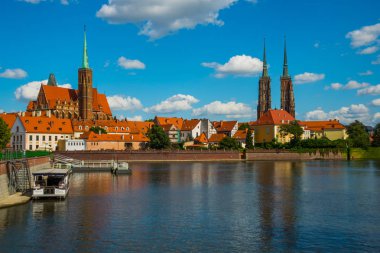 Wroclaw, Polonya: Wroclaw Old Town. Katedral Adası, Ostrow Tumski, şehrin en eski yeridir. Odra Nehri ve güneşli bir günde tarihi binalar.