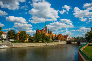 Wroclaw, Polonya: Wroclaw Old Town. Katedral Adası, Ostrow Tumski, şehrin en eski yeridir. Odra Nehri ve güneşli bir günde tarihi binalar.
