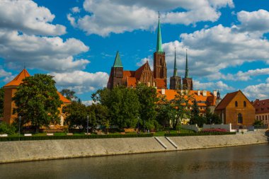Wroclaw, Polonya: Wroclaw Old Town. Katedral Adası, Ostrow Tumski, şehrin en eski yeridir. Odra Nehri ve güneşli bir günde tarihi binalar.