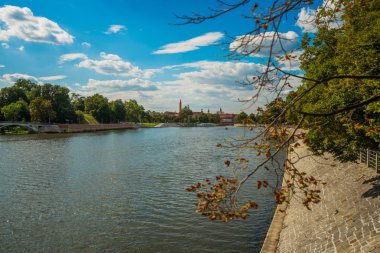Wroclaw, Polonya: Köprü ve Odra nehri kıyısı manzaralı güzel manzara.