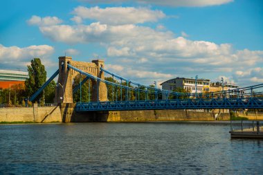 Wroclaw, Polonya 'daki Grunwald Köprüsü. Ve Odra nehrinde bir karşılaşma