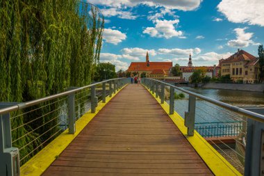 Wroclaw, Polonya: Köprü ve Odra nehri kıyısı manzaralı güzel manzara.