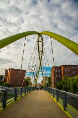 Wroclaw, Polonya: Wroclaw 'daki Odra Nehri üzerindeki yaya köprüsü.