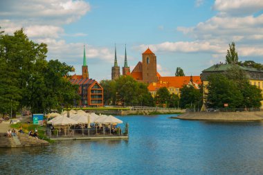 Wroclaw, Polonya: Köprü ve Odra nehri kıyısı manzaralı güzel manzara.