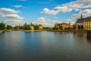 Wroclaw, Polonya: Wroclaw 'daki Odra Nehri üzerindeki yaya köprüsü.
