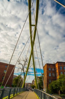Wroclaw, Polonya: Wroclaw 'daki Odra Nehri üzerindeki yaya köprüsü.