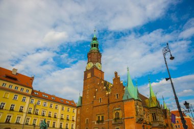 Wroclaw, Polonya: Market Rynek Meydanı 'nda saat kulesiyle Eski Belediye Binası