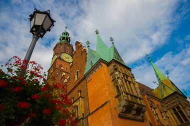 Wroclaw, Polonya: Market Rynek Meydanı 'nda saat kulesiyle Eski Belediye Binası