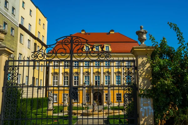 Wroclaw, Polônia: Vista do Palácio Real. Museu de história - edifício de estilo barroco e belo jardim com esculturas em um pátio . — Fotografia de Stock