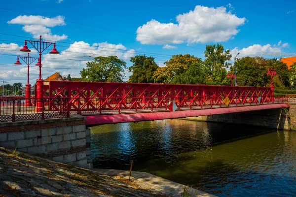 WROCLAW, POLONIA: Puente histórico de Piaskowy - un puente de hierro erigido en Wroclaw en 1861, movido sobre el brazo sur del río Odra —  Fotos de Stock