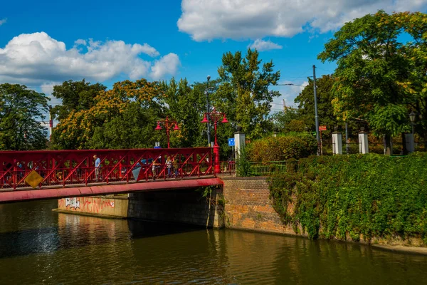 WROCLAW, POLONIA: Puente histórico de Piaskowy - un puente de hierro erigido en Wroclaw en 1861, movido sobre el brazo sur del río Odra —  Fotos de Stock