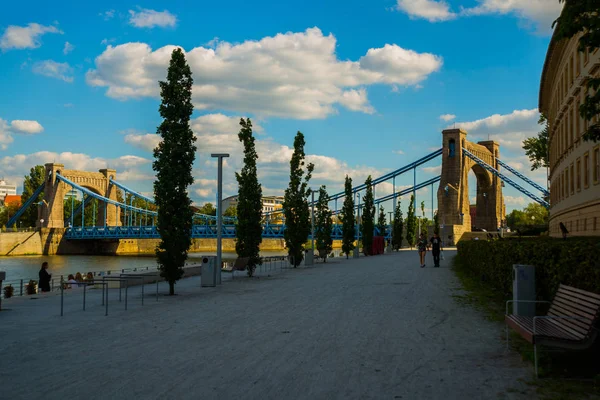 Ponte Grunwald a Breslavia, Polonia. E un incontro sul fiume Odra — Foto Stock