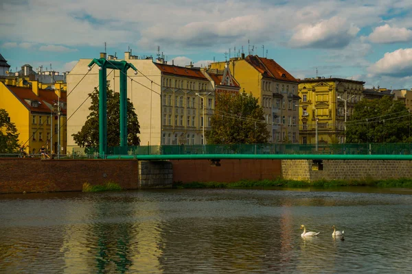 WROCLAW, POLONIA: Hermoso paisaje con vistas al puente y al río Odra . —  Fotos de Stock