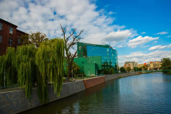 WROCLAW, POLONIA: Hermoso edificio moderno en la ciudad y el río Odra . — Foto de Stock