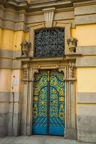 Ho scritto, POLONIA: Vecchia porta. Bellissimo edificio nel centro storico della città vecchia . — Foto Stock