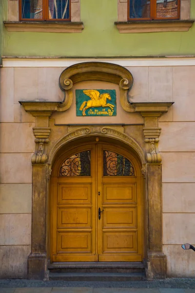 Wroclaw, Poland: Old door. 古城历史中心的漂亮建筑. — 图库照片