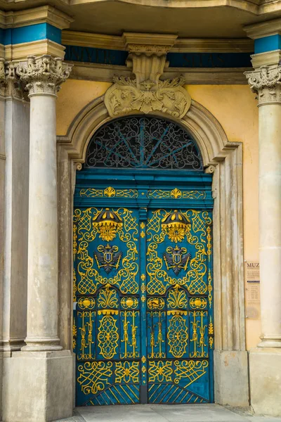 Breslau, Polen: alte Tür. Schönes Gebäude im historischen Zentrum der Altstadt. — Stockfoto