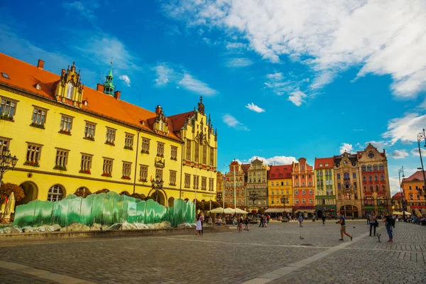 Wroclaw, Polonia: Vista del Palacio Real. Museo de Historia - edificio de estilo barroco y hermoso jardín con esculturas en un patio . — Foto de Stock