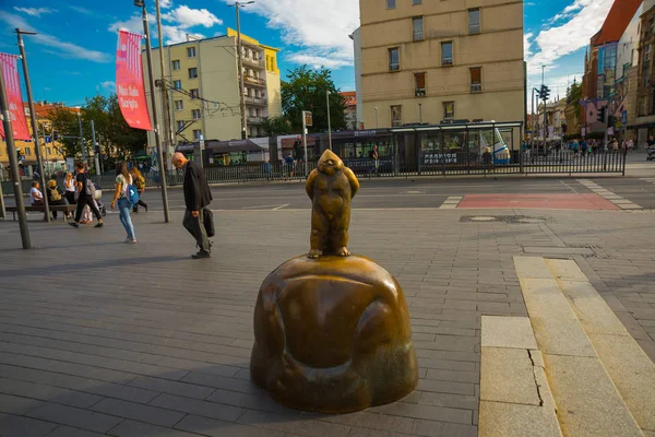 Breslau, Polen: Behinderte Zwergenstatuen auf dem Breslauer Marktplatz in der Nähe des alten Rathauses. — Stockfoto