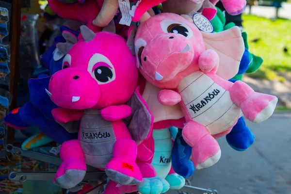 KRAKOW, POLONIA: Dragones de juguete de recuerdo. Wawelsky dragón es un símbolo de Cracovia — Foto de Stock