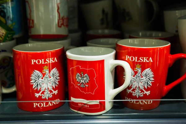 Cracóvia Polônia: belas canecas de lembrança para turistas. Venda no mercado . — Fotografia de Stock