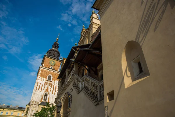 Krakov, Polsko: Radniční věž na hlavním náměstí na Starém Městě. — Stock fotografie