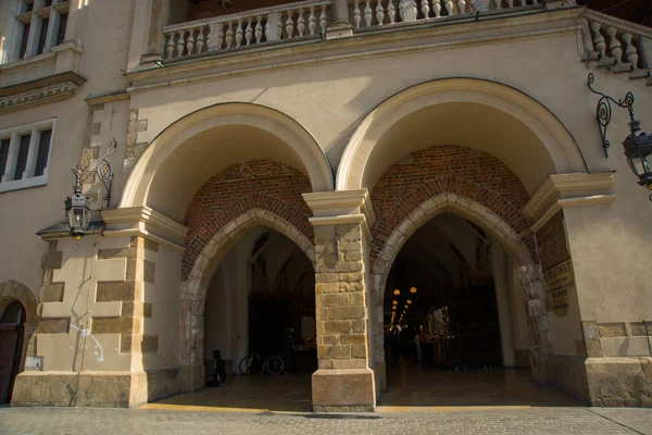 KRAKOW, POLAND: Cloth hall in Krakow, Poland. It is the central feature of the main market square in the Old Town. — Stock Photo, Image