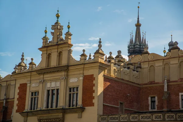 KRAKOW, POLONIA: Salón de telas en Cracovia, Polonia. Es la característica central de la plaza principal del mercado en el casco antiguo . — Foto de Stock