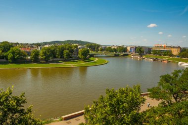 Krakow, Polonya: Vistula nehri üzerinde güzel bir köprü manzarası ve Wawel Kraliyet Kalesi 'nin duvarlarından açılan Krakow caddeleri, Polonya' nın popüler simgesi.
