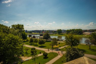 Krakow, Polonya: Vistula nehri üzerinde güzel bir köprü manzarası ve Wawel Kraliyet Kalesi 'nin duvarlarından açılan Krakow caddeleri, Polonya' nın popüler simgesi.