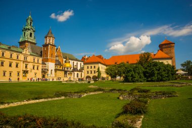 Krakow, Polonya: Birçok turist Krakow 'daki Wawel Kraliyet Kalesi ve Katedrali' nin ünlü tarihi kompleksini ziyaret ediyor