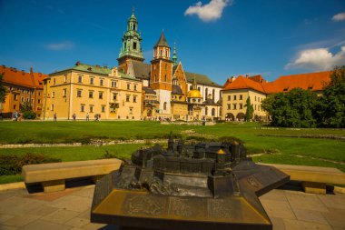 Krakow, Polonya: Birçok turist Krakow 'daki Wawel Kraliyet Kalesi ve Katedrali' nin ünlü tarihi kompleksini ziyaret ediyor