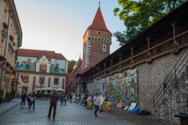 Krakow, Polonya: Antik Kale Kulesi ve şehrin eski bölümündeki duvar.