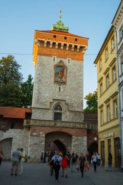 Krakow, Polonya: Antik Kale Kulesi ve şehrin eski bölümündeki duvar.