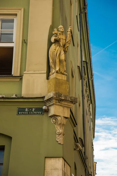 Cracóvia, Polónia: Monumento ao Santo. Belos edifícios no centro histórico de Cracóvia — Fotografia de Stock