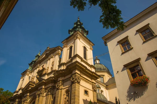 Krakkó, Lengyelország: Gyönyörű régi templom Szent Anna, Bazilika a város történelmi részén. — Stock Fotó