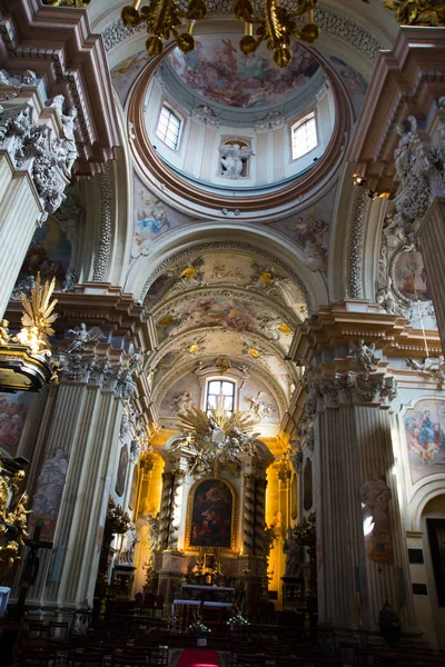 KRAKOW, POLAND: Beautiful Interior old Church Saint Anna, Basilica in the historic part of the city. — Stock Photo, Image