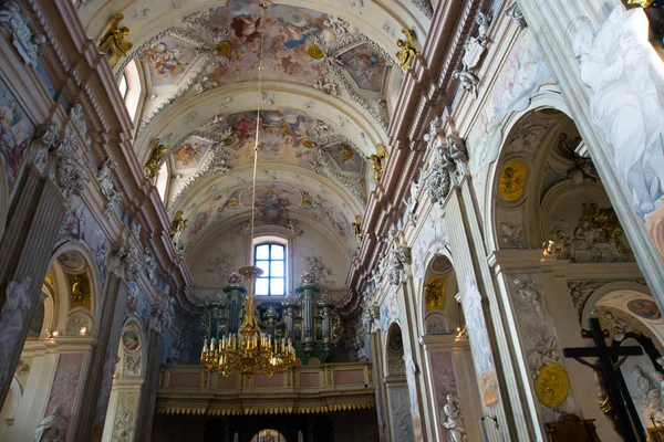 KRAKOW, POLÓNIA: Igreja antiga interior bonita Santa Ana, Basílica na parte histórica da cidade . — Fotografia de Stock