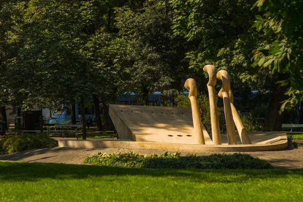 폴란드 크라코프: 이 공원에 있는 특이 한 기념물 — 스톡 사진