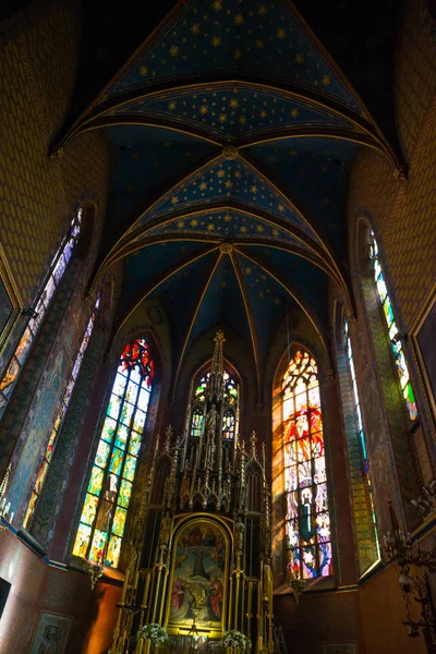 KRAKOW, POLÓNIA: Igreja antiga interior bonita, Basílica na parte histórica da cidade . — Fotografia de Stock
