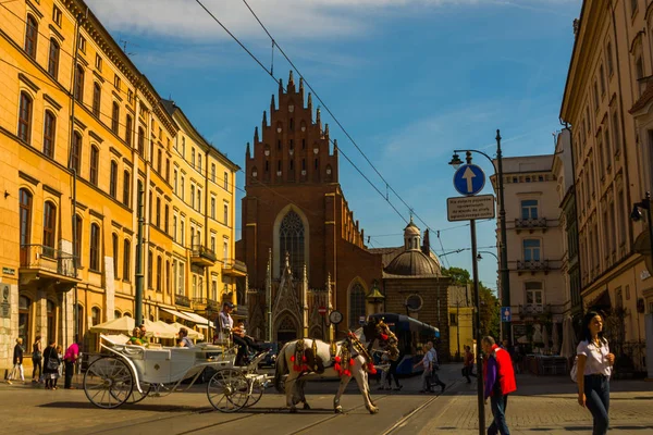 Краков, Польща: красива стара церква, базиліка в історичній частині міста.. — стокове фото