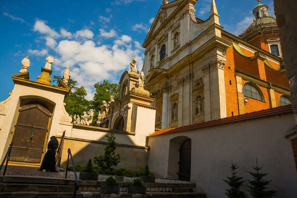 RAKOW, POLONIA: Estatuas de los apóstoles en la Iglesia de San Pedro y San Pablo en Cracovia — Foto de Stock