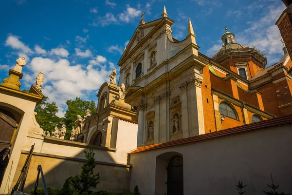 RAKOW, POLONIA: Estatuas de los apóstoles en la Iglesia de San Pedro y San Pablo en Cracovia —  Fotos de Stock